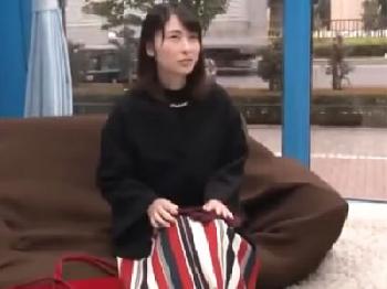 マジックミラー号に間違って乗ってしまった素人人妻が思いがけないSEX展開で驚愕イキ