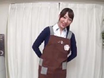 キュートな20代保母さんとセックス