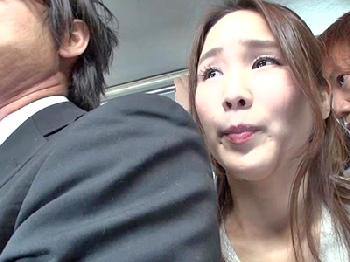 満員バスで夫が横に居るのに他人男根に高まる妻