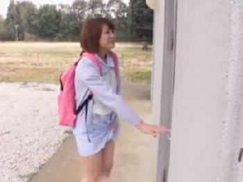 童顔美少女が便所に間に合わずに野外で尿失禁→バレて性的制裁