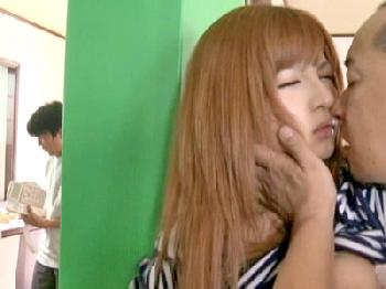 引っ越しの手伝いにきたダンナの先輩に挿入される人妻