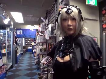 DVD屋の店員とSEXして自分のDVDを置いてもらうコスプレイヤーW
