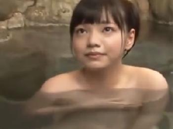 温泉リポートをしていた童顔のお姉さんが流れで挿入され否応なく絶頂地獄