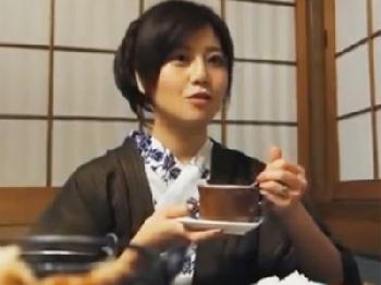 浮気旅行で料理も肉棒も堪能する不貞人妻