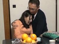 ご無沙汰人妻をコタツに隠れて手マン→ぐっしょり濡れた女性器に遠慮無用のコンドーム非装着で孕ませ性交!!