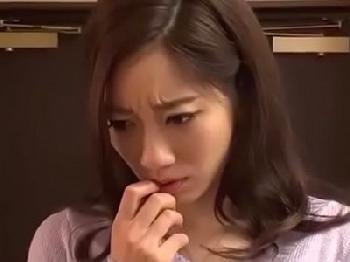 家に来た業者を甘く誘い尺八と手コキで性的欲求を解消する淫らな人妻