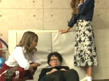 女子校生ギャル2人がペニスに興味津々!!気持ち良すぎて中出し3P