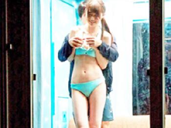 中からは外が見えず外から中が見える逆転マジックミラー号で醜態を晒す素人娘