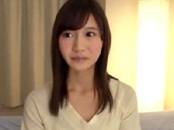 とてもキュートな素人女子大生がまさかのAVデビュー→カメラ前で豪快潮吹き!!顔面射精汁も浴びる