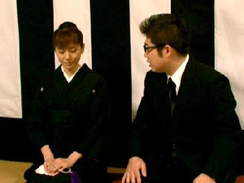 腹上死した幸せな夫の葬式で喪服姿の嫁を犯す親戚