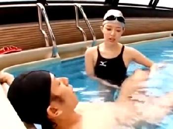 例のプールで個人レッスン→ローションマットで腰の動きを完全指導!!