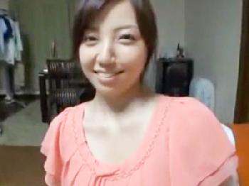 中出し一発じゃ満足出来ない性的欲望を満たしたい人妻が自宅でコソコソ輪姦を体験