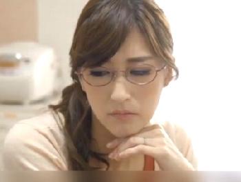 凄く綺麗な眼鏡人妻の憂鬱…PTA会長の奥さんが悪童たちに秘密にしたい弱みを掴まれて服従乱交
