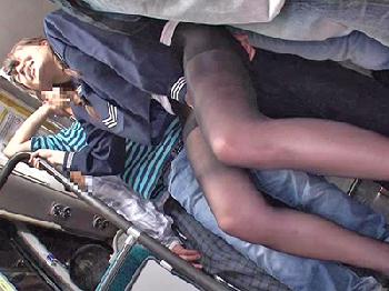 痴漢師が女子校生のパンツを没収し黒ストッキング越しに何度も激絶頂させ