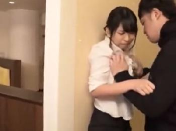 絶対に声を出せない状況化で強制挿入されてイキ耐える童顔美女