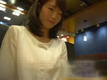 清楚系のとても綺麗な白ランジェリーの素人人妻27歳と浮気SEXで笑顔の中出し