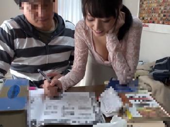 谷間が気になる家庭教師を辛抱できず性暴行して泣かせた生徒