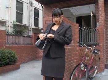 ムチッとした官能的な肉体の豊満なメガネ女性会社員と激SEX!!昼間っからあらゆる場所で大胆プレイ