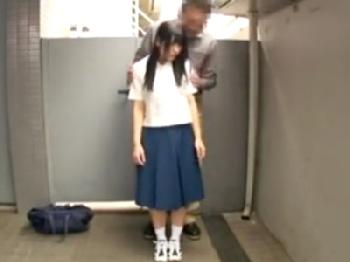 キュートな少女が変態オヤジに肉棒を咥えさせられ精液ごっくん