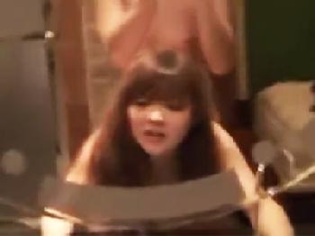 服を脱いで不意に素人男性に襲いかかるハーフ美女の露出SEX