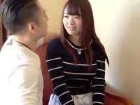 清純そうな童顔娘が太マラに貪りついて親密な性行為