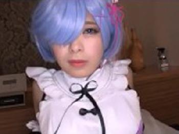 この目線はエロヤバい!!勃起しないのは至難の業で無理なアニメコスプレメイド!!