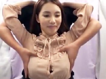 乳房チャレンジマッサージで性的興奮して最後までする巨乳美女