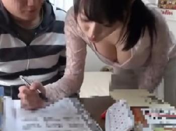 胸元お留守な家庭教師に凌辱しかけるクズ生徒