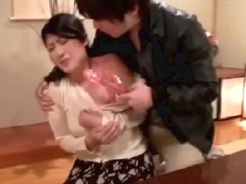 オナニー中毒の熟女人妻が息子の友人を誘惑