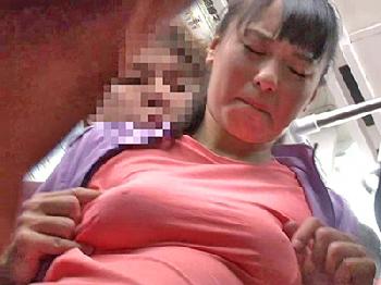 服を脱がされまいと懸命に抵抗する美女のノーブラ乳首を刺激しペニスねじ込み痴漢