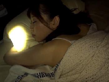 ぐっすり寝ている桃尻娘に夜這い成功!!バックから凄絶にピストンしてビクビク快楽痙攣する性行為