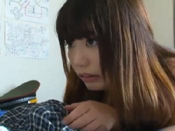 熟睡中の男のいきり勃ったペニスを勝手にフェラ→口内射精させる猥褻美女