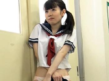 天然な性格とすぐ露出する巨乳のせいで男子に犯される女子校生W