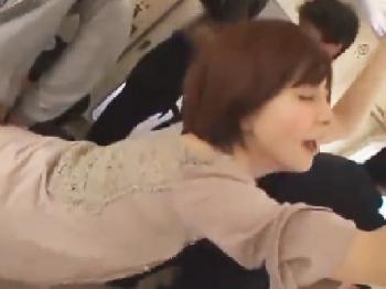 電車で若い男見つけると誘惑性的逆暴行するとても綺麗な女痴漢
