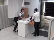 仕事中に悪戯されても何も言えない超ブラック企業の受付嬢