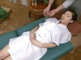 イケメンマッサージ師に心奪われてワレメ内部へ直接射精を受け入れる巨乳人妻
