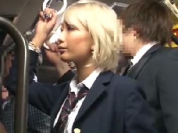 痴漢に遭遇した黒ギャル女子校生が便所に連れ込まれて性的暴行される