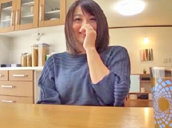 甥に迫られて流される巨乳人妻