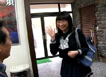 看板娘の女子校生は102CMの爆乳!!汚い大人たちに身体を狙われて集団凌辱に…