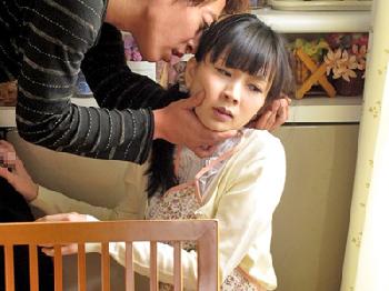 マッサージ治療にきた客に不意に犯される人妻