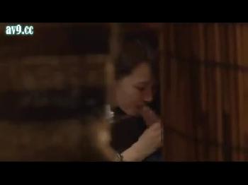 個室居酒屋で彼女と性行為をしているのを見つけて盗撮開始