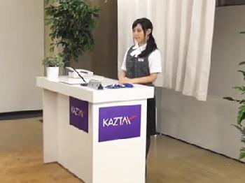 客に犯されながら接客するキュートな受付嬢W