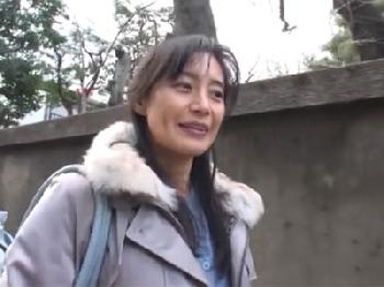 自分の意志でAVに応募してきた熟女人妻を遠慮なく撮影ハメ