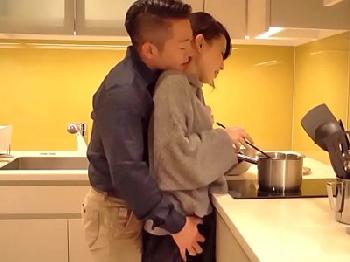 夕飯の支度を邪魔して親密なSEX持ち込み
