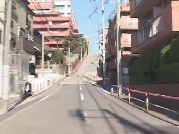 サドルに付いたバイブで街中を自転車で疾走しながら絶頂するお姉さんに中出し