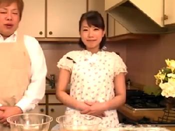 テレビリポーターのお姉さんが非人道的な調理人に犯されて精液口内射精