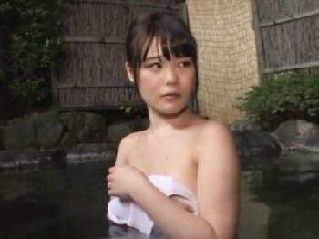 チャーミングな娘が混浴風呂で生き別れの父と偶然再会→大きくなった乳房でパイズリ親孝行