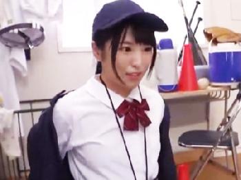 美少女マネージャーの密着マッサージでフル勃起して部室で顔面射精交尾