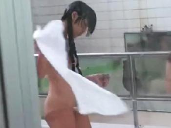銭湯で抵抗する女子校生を否応なしに中年男が中出する