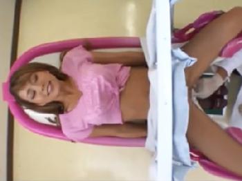 変態産婦人科医に女性器を弄られて愛液垂れ流する黒ギャル→挿入されて満更でもなく絶頂
